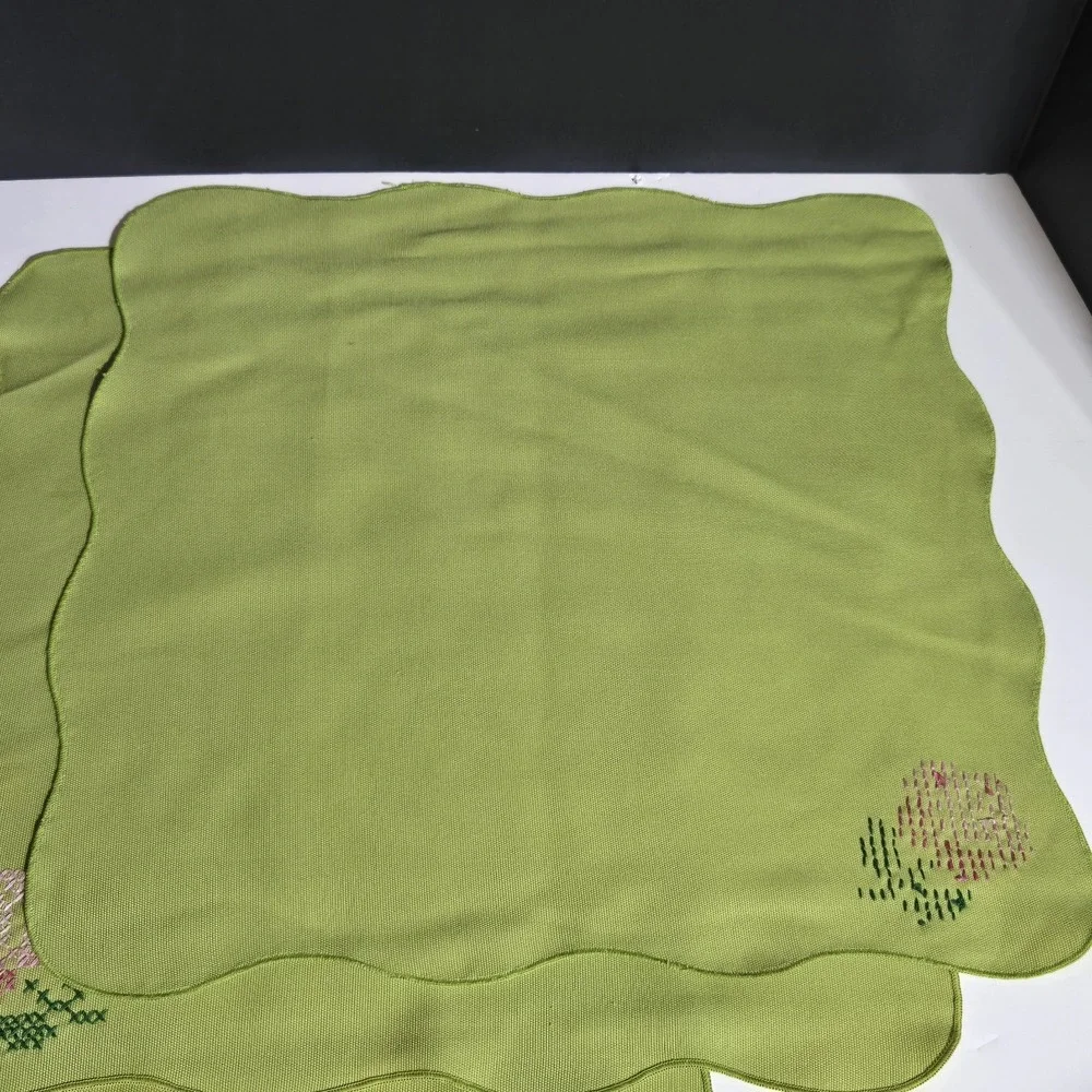 Set‎ of 3 Vtg Cotton Linen Dinner Napkins Cross Stitched Flower Scalloped Edge